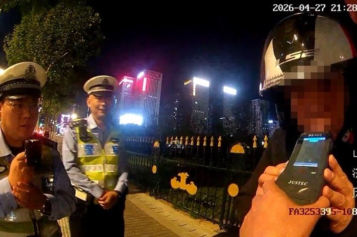 酒后推车嫌累？男子侥幸酒驾被查！4月27日晚，济南市公安局交通管理支队历下区大队
