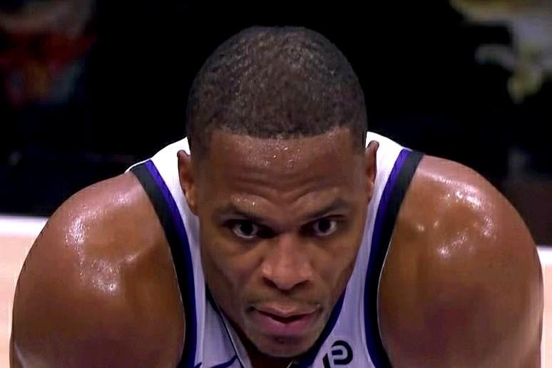 威少这波操作直接炸了评论区！底薪加盟国王后，最近重回首发的他，在国王vs森林狼的