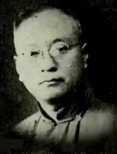 1939年，一汉奸藏到天津一电影院中，“锄奸队”找不到他，灵机一动，让播放员播放