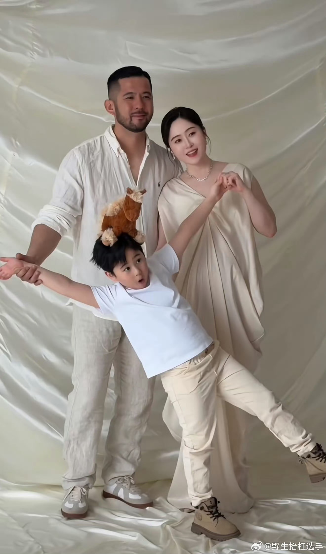 马君妍孕妇照马君妍的孕照好美，好有母性的神性啊！马立奥要有小伙伴了马君妍一家四口