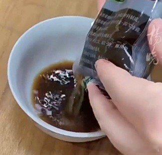 涉嫌在中药里加安眠药医院暂停营业中药负责抚慰心灵，西药负责“立刻见效”，这医院会