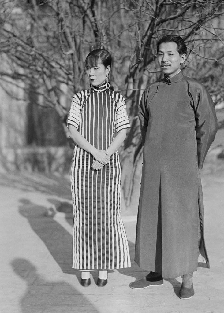 1930年代的张学良与1950年代的张学良，好像就没瘦过！旁边这2女子，一位是听