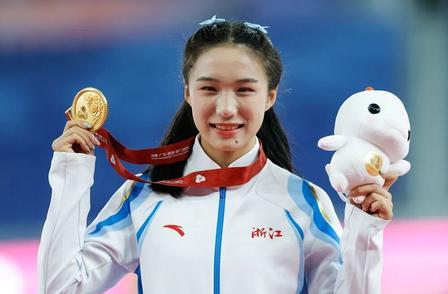 这下不仅清北要哭了，就连浙大都要哭了！小孩姐陈妤颉在接受采访时谈到了上大学目标和