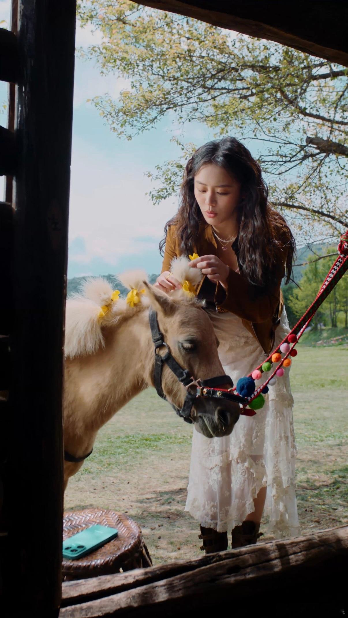 马思纯云南体验簪花直接被马思纯的限定簪花造型戳中！云南的青山绿水配上她的簪花装扮