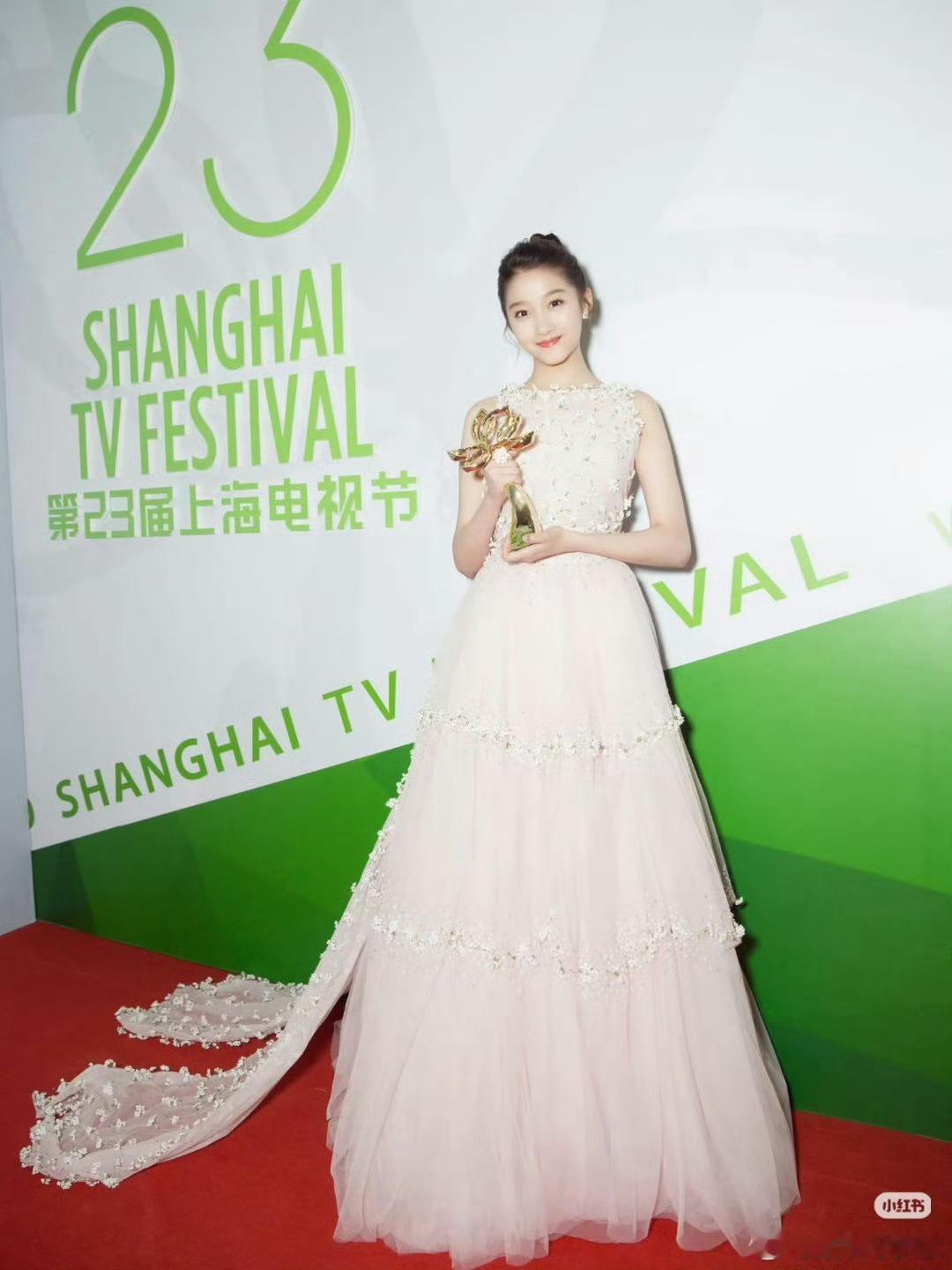 彤姐继续演戏吧！考古一下关晓彤是白玉兰史上最年轻的获奖者。 2017年就凭借《好