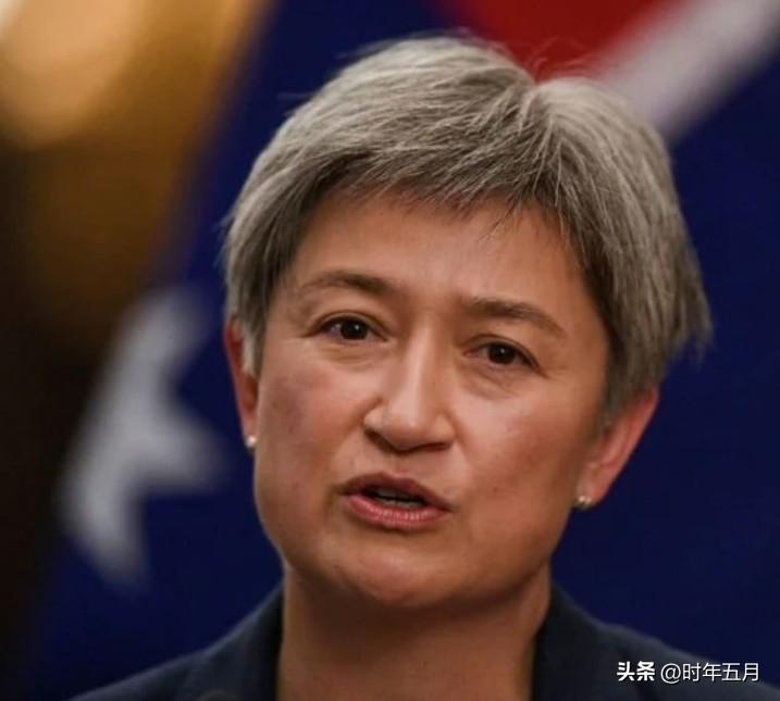 澳大利亚外交部长黄英贤（Penny Wong）表示，澳大利亚正在考虑波斯湾国家提