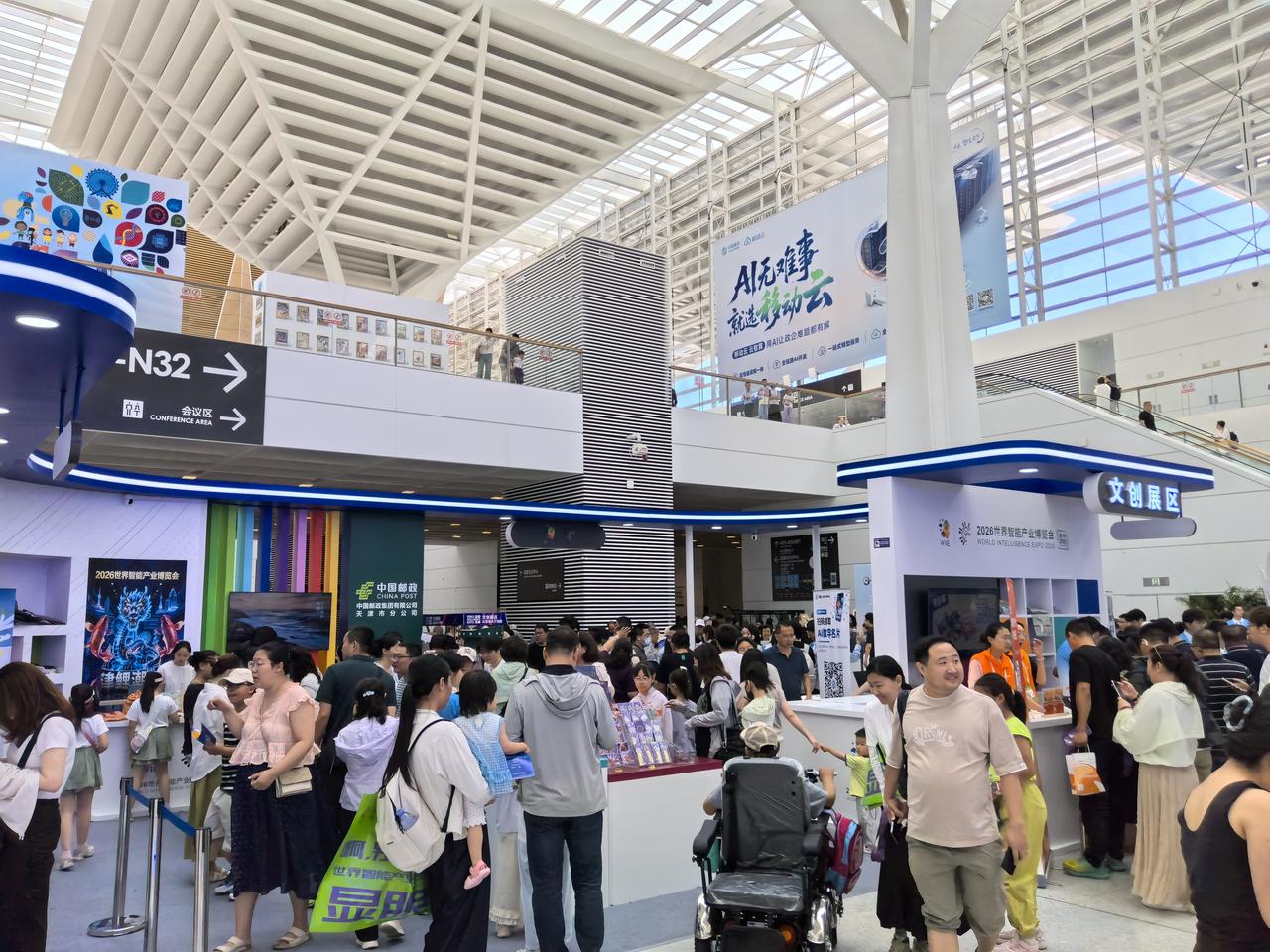 “张雪机车”53号夺冠车在展会上受追捧！
这两天，2026世界智能产业博览会在天
