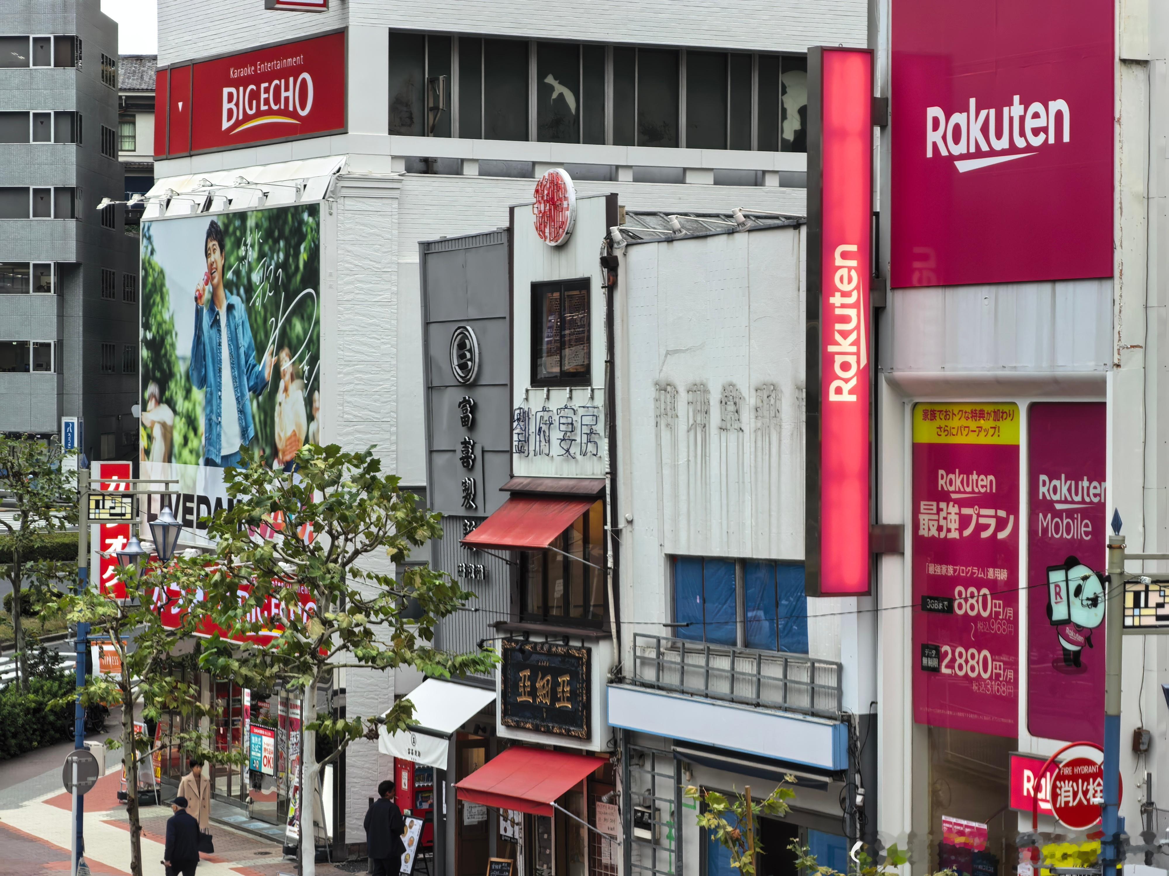 一出车站就看到“刘府宴房”，好好好，是不是我家祖产[doge]  ​​​