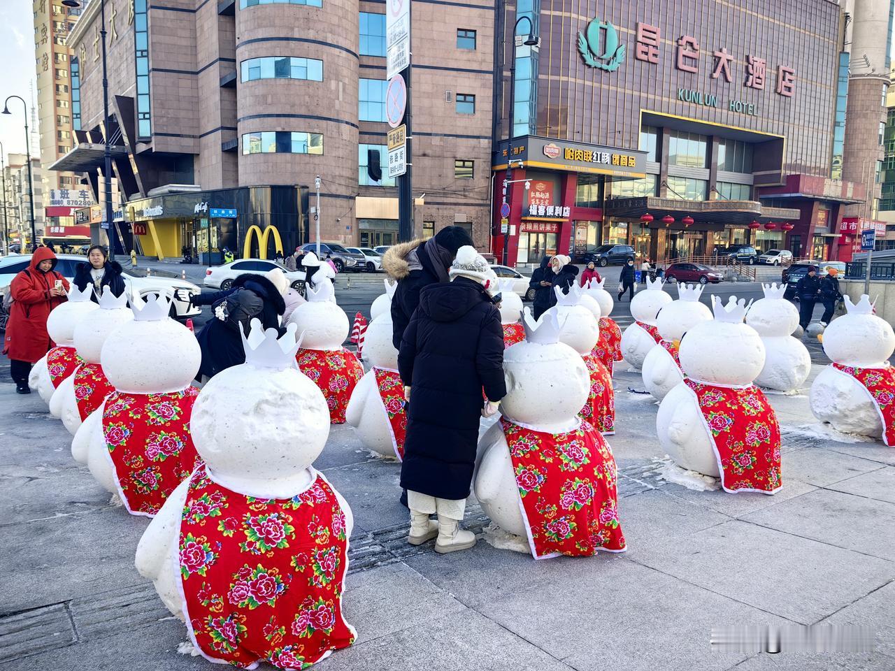 哈尔滨雪娃娃穿上新衣服了