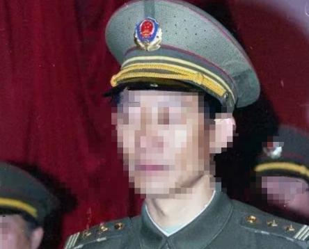 1992年，一名卧底警察受邀参加颁奖典礼，没想到主办方突然切换到直播，致使其身份