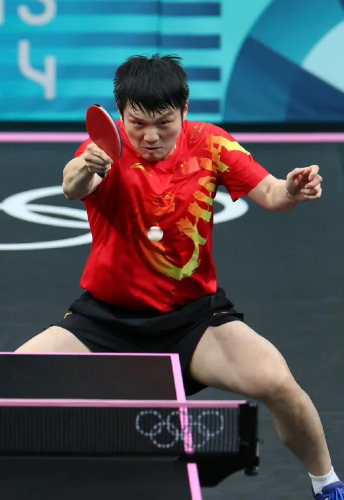 小胖真的是太优秀了！不过身上穿的衣服真的是泰拉垮了。上衣完全不吸汗，整个贴在他的