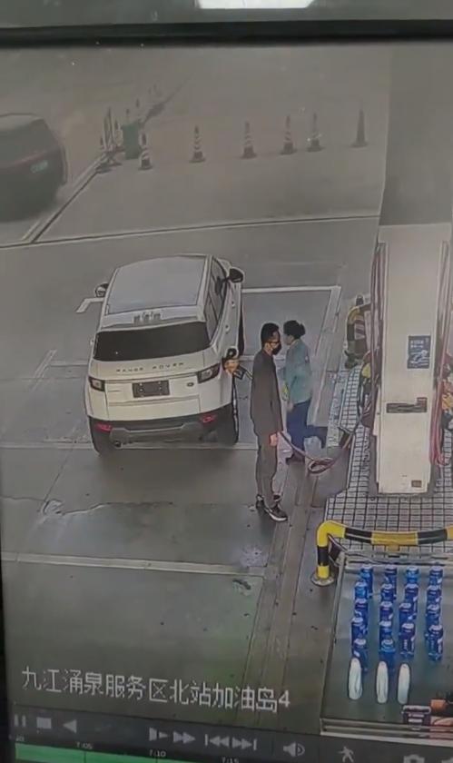 江西九江 路虎 逃单，开路虎车的男子加了近500元的油，逃单溜走。 该男子故意戴