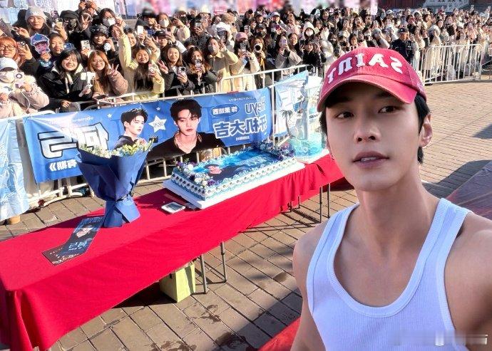 何与晒窈窈有期开机自拍何与新剧开机与粉丝自拍何与新剧《窈窈有期》开机与粉丝自拍！