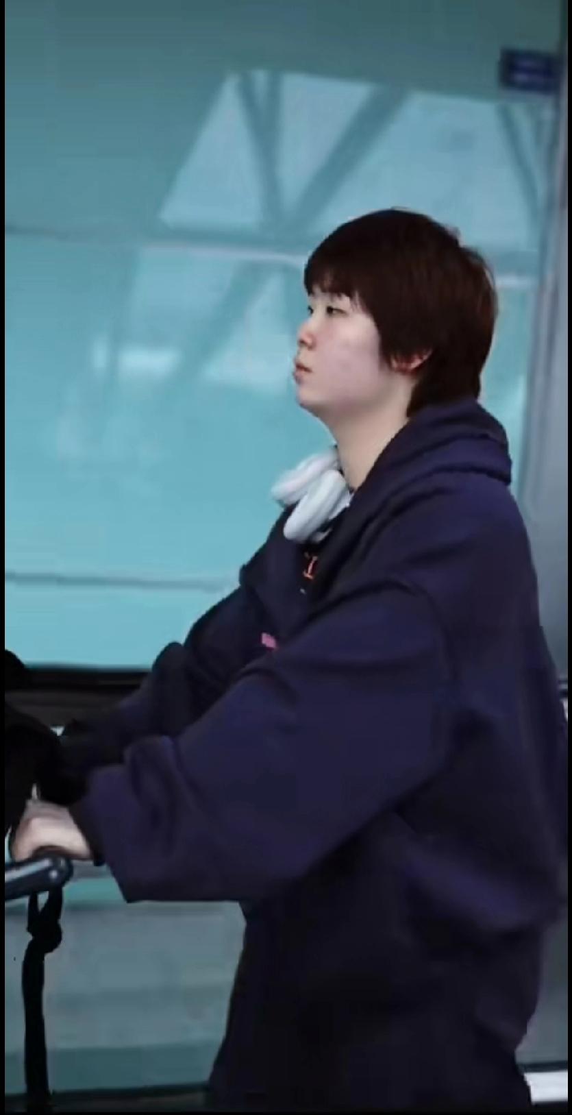 蒯曼回成都闭关，遗憾藏着成长的底气
 
刷到刚从澳门返程的蒯曼，脖子上挂着耳麦，