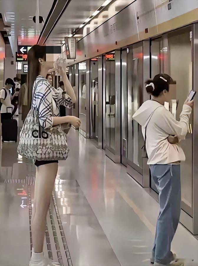 再也不要说男人好色了，
换我是男人我也好色。
有些女人不自律，
一张结婚证，
就
