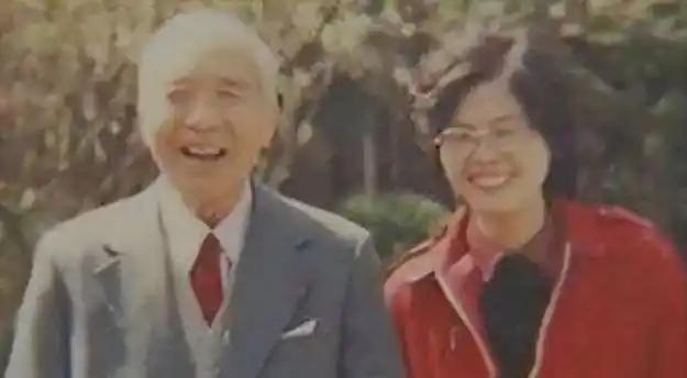 1988年上海，86岁的名医邝安堃不顾子女反对，娶23岁的小保姆，四年后邝安堃去