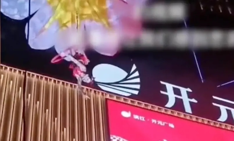#杭州一女子高空杂技表演时坠落身亡#女子广场表演无防护不慎从高空坠落：警方已介入