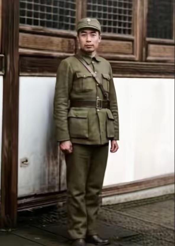 1939年3月，抗战岁月，周总理回到故乡浙江绍兴，拍下这张军装留影。当时一身戎装