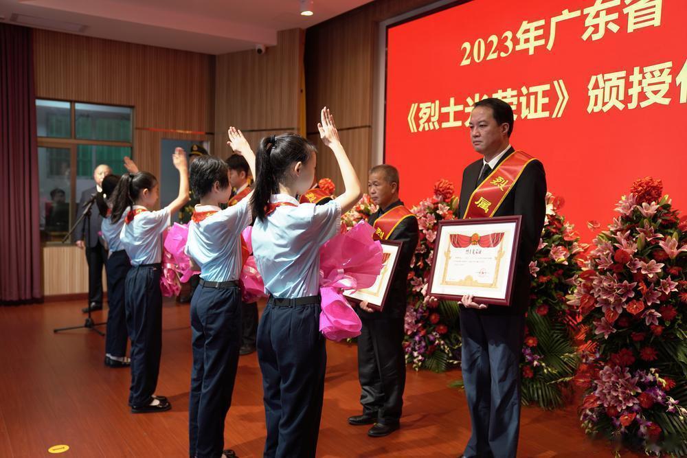 【广东隆重举行烈士光荣证颁授仪式】今年9月30日是第十个烈士纪念日。当天上午，省