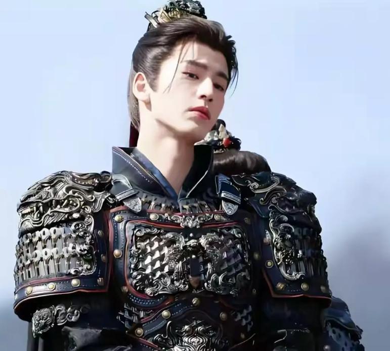 最近网上闹得沸沸扬扬，某张姓男明星在历史剧里演战国名将，顶着精致妆容上战场，发型