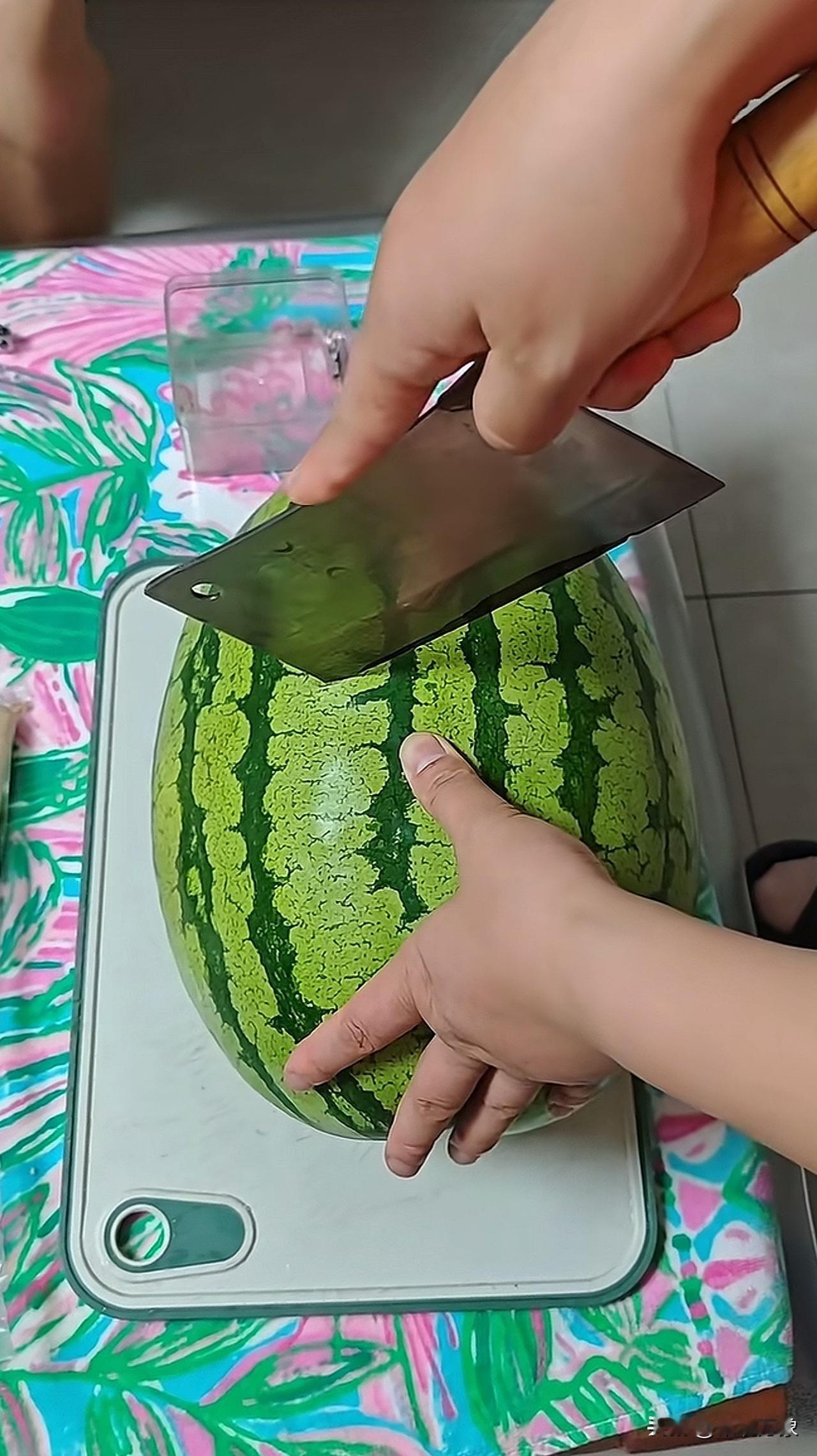 西瓜到底咋挑呀[捂脸]有经验的朋友能分享一下，挑西瓜的经验吗？评论区交流交流，太