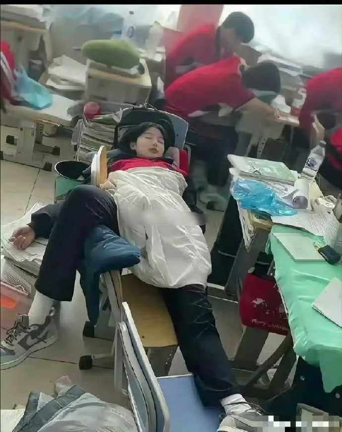 终于明白高中班主任那句你们这个年龄不用化妆怎样都是漂亮的 