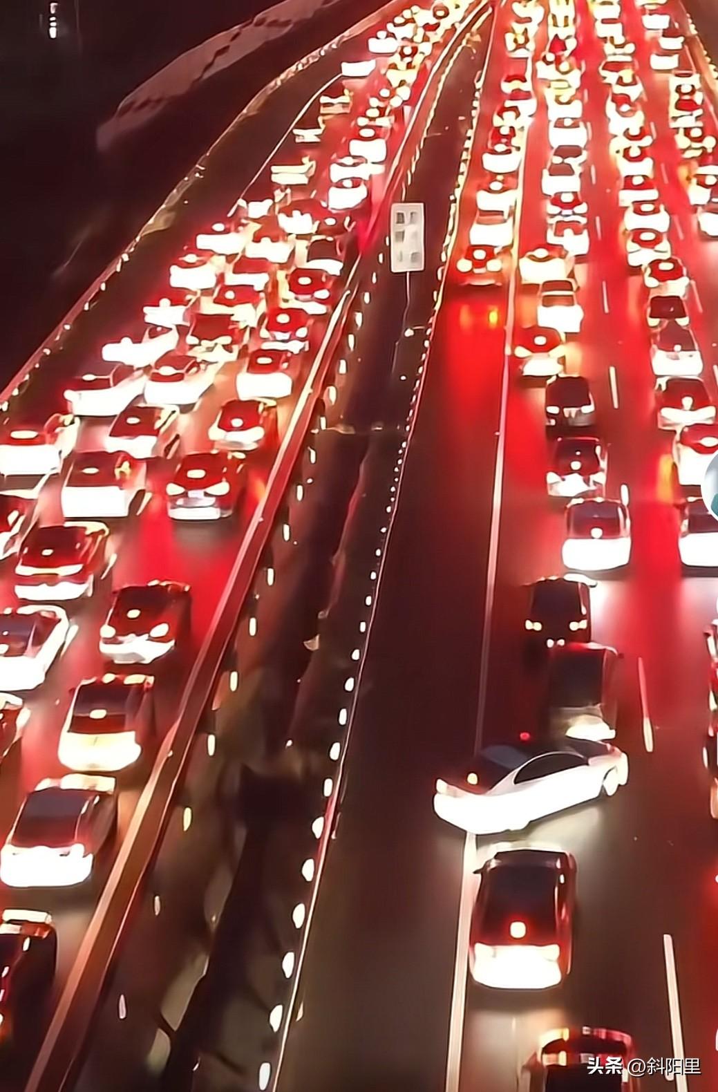 为什么一到节假日，广东就大塞车？尤其是北上湖南江西，没有一条不塞的，并且一塞就是
