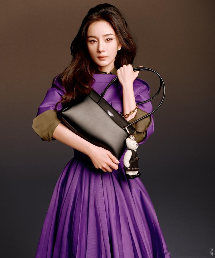 杨幂连庄时尚芭莎开季刊杨幂三登时尚芭莎开季刊 杨幂连庄芭莎开季刊，八度与芭莎携手