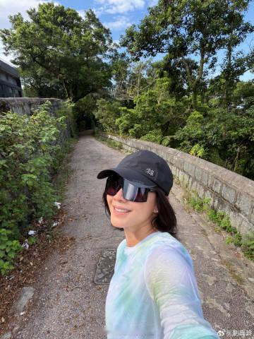 60岁刘嘉玲素颜状态状态绝了刘嘉玲生图皮肤好到发光 路人抓拍生图太能打，刘嘉玲素