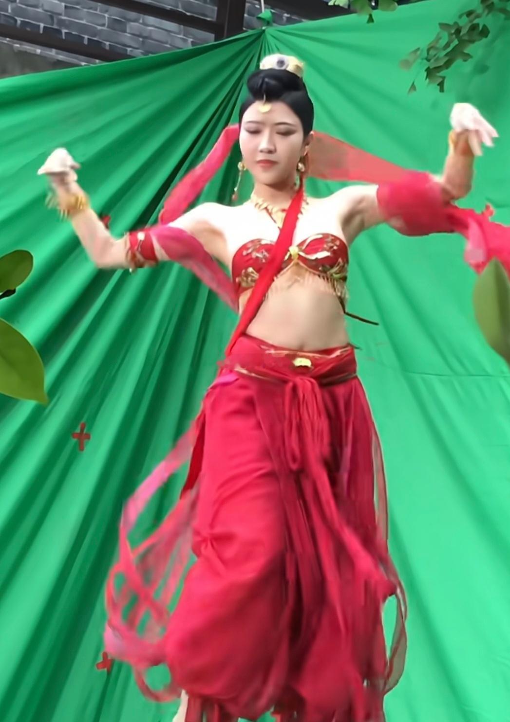 长月烬明不找她来出演真是可惜，妥妥的飞天美女。 