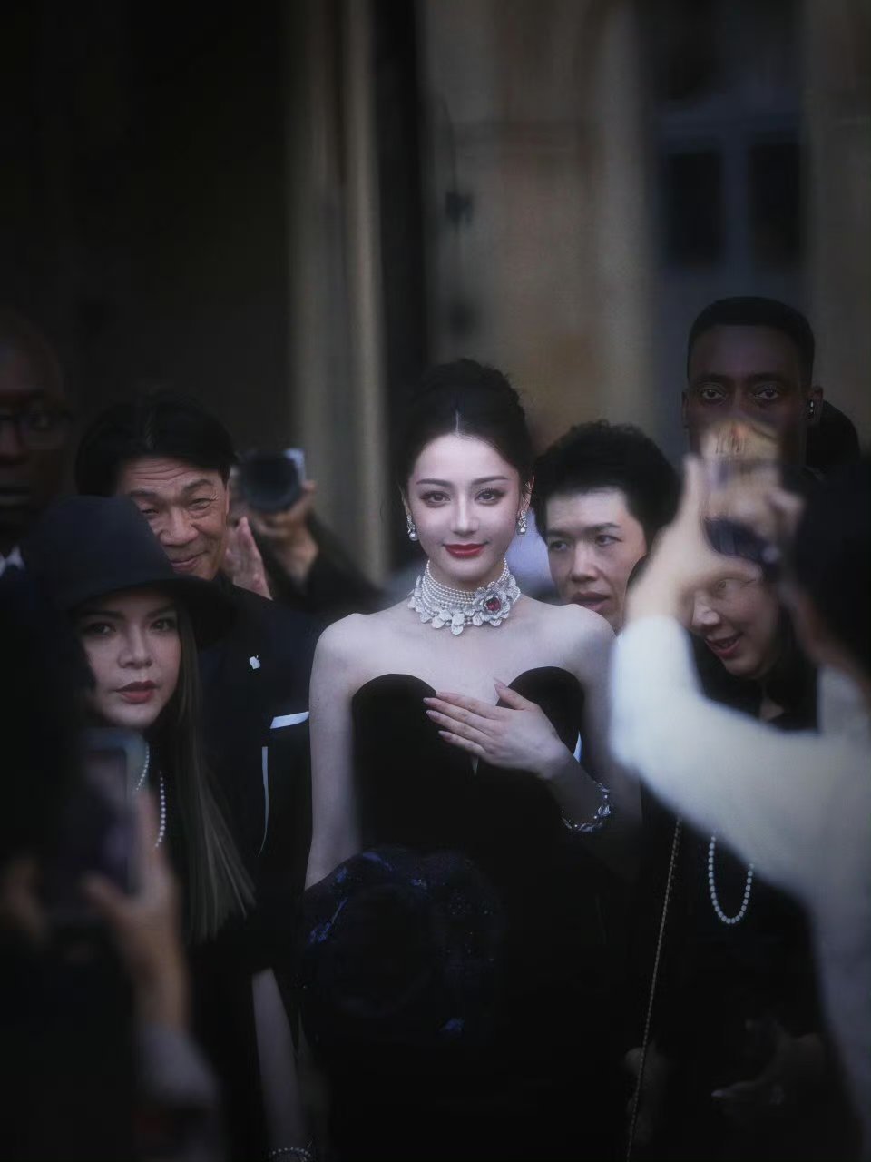 世界名画诞生了迪丽热巴与珠宝绝配啊 ​​​