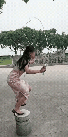 这女的，莫非跟自己有仇，到底练的是啥功夫？

穿着旗袍，脚踩高跟鞋，居然在石墩上