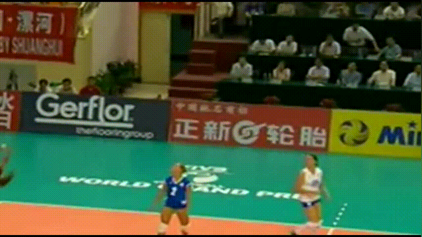 【笑晕】曾曾垫了几个上网的之后，张娴就过来抢无攻球了（互相弥补，真的很好） ​​