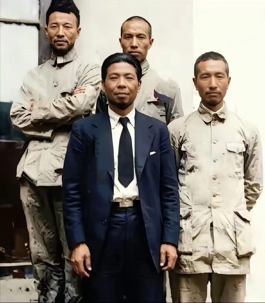 这张珍贵的上色老照片，定格了四位黄埔一期同窗的罕见同框。

他们都曾在黄埔军校接