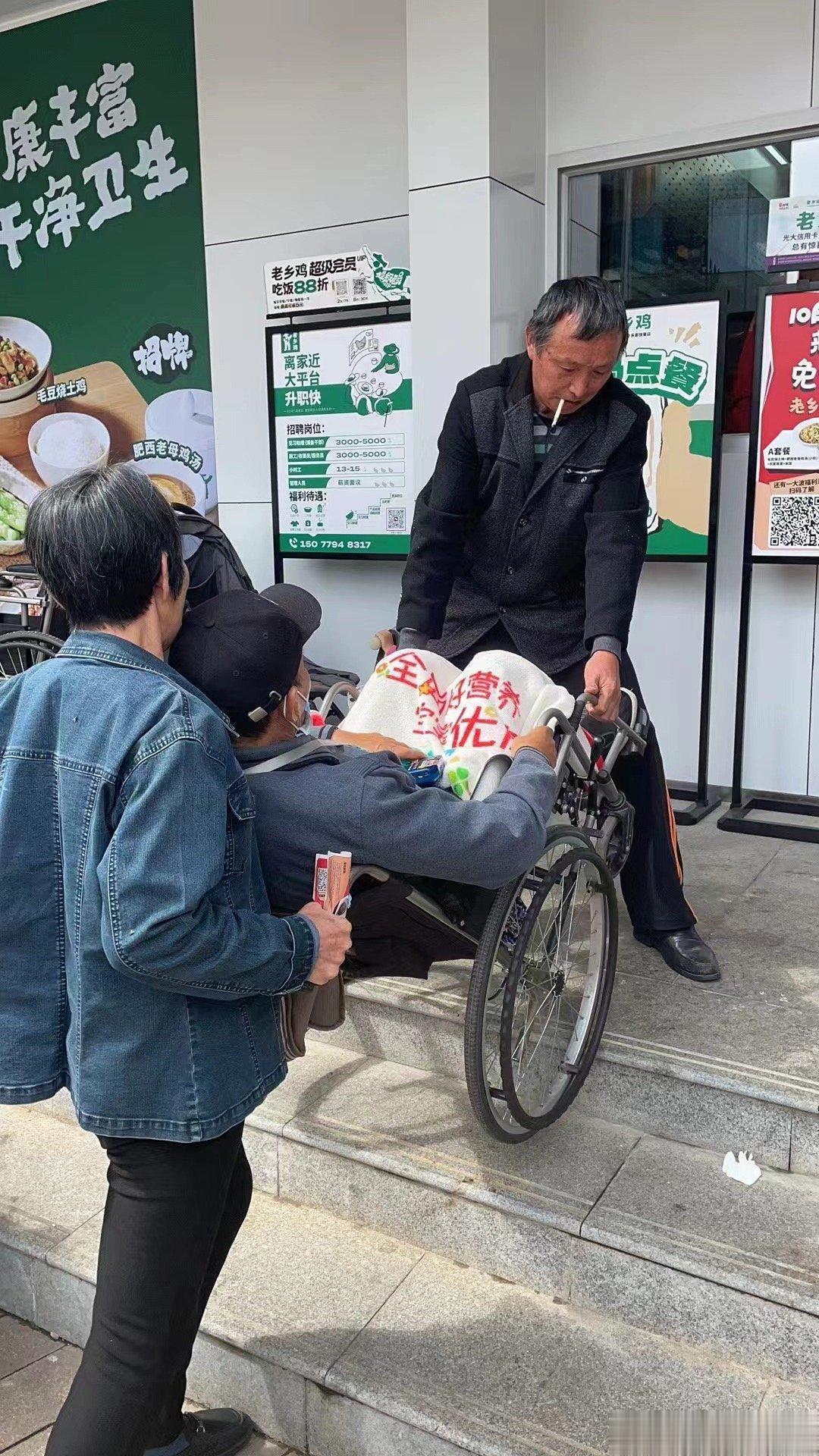 为了吃上免费老乡鸡大爷大妈太拼了！ ​​​