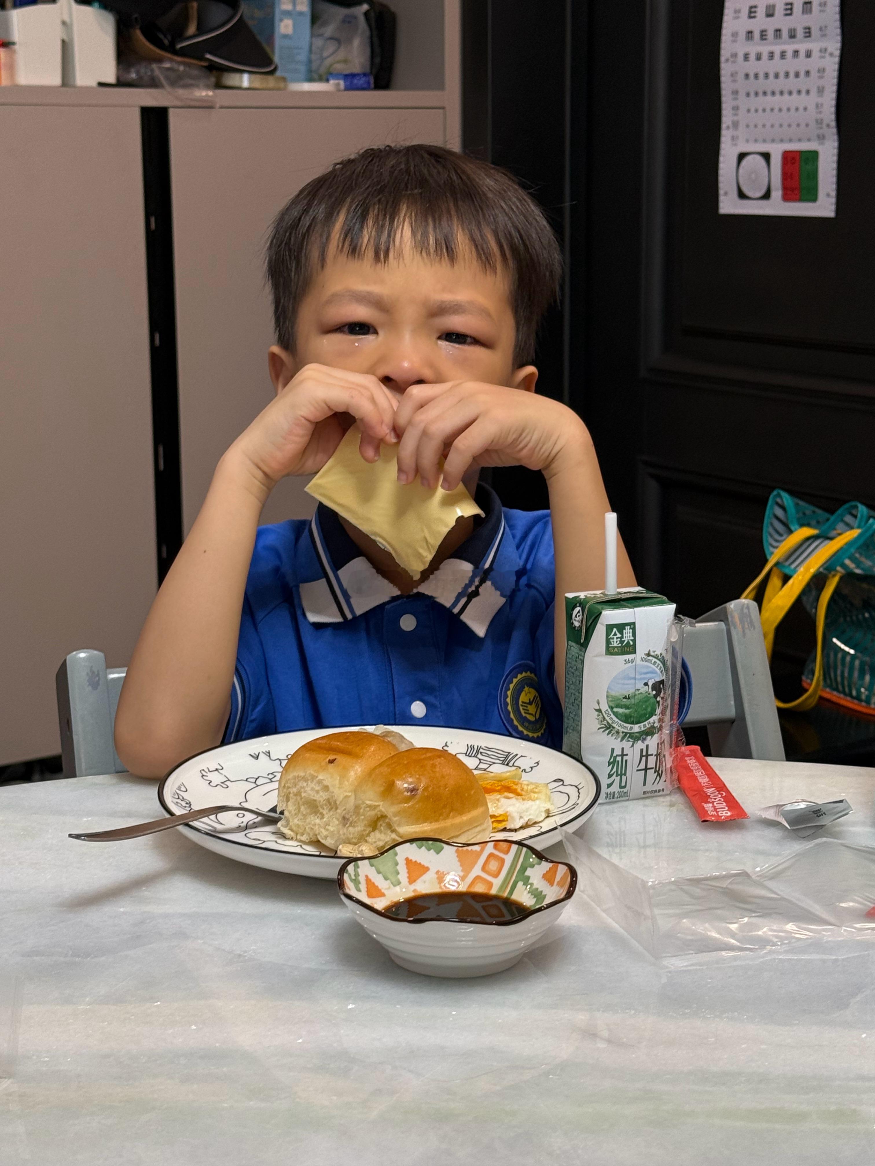 和情绪不稳定的人相处是折磨我这几天真切体会到，我根本没办法同时辅导两个孩子写作业