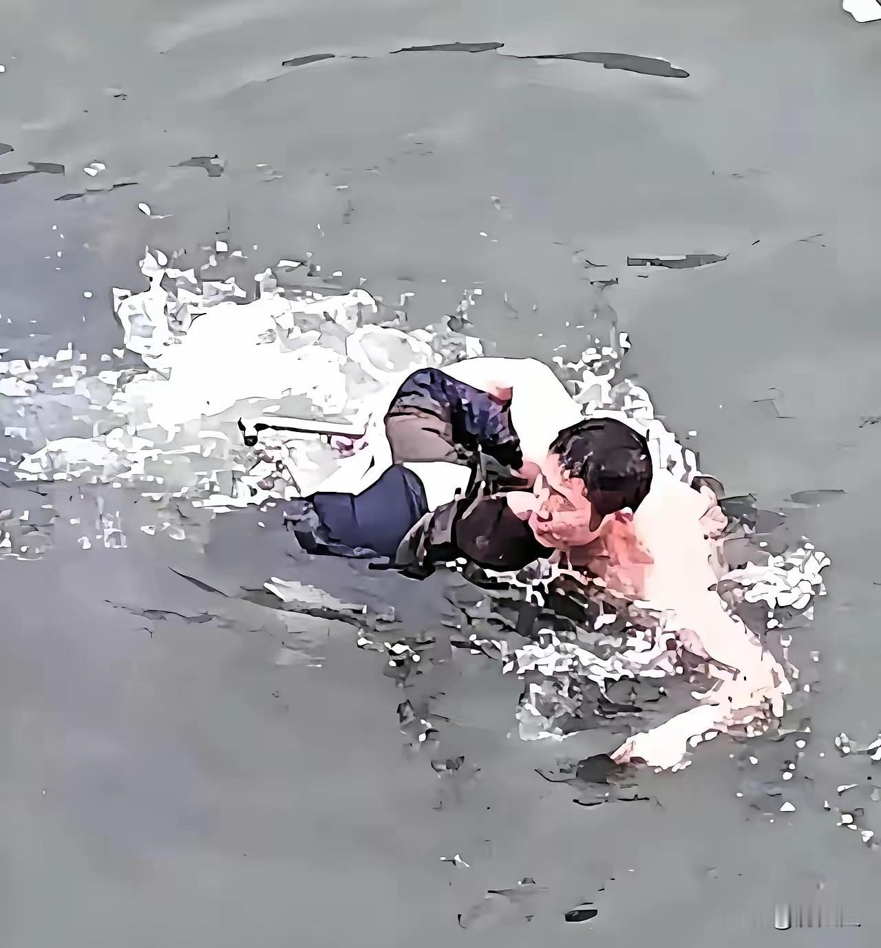 河南大哥跳水救人，成功救下落水姑娘，唯独弄丢裤头！全程又囧又暖心
 
笑死人了！