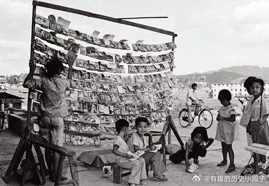 八十年代 街边卖小儿书的摊位老照片