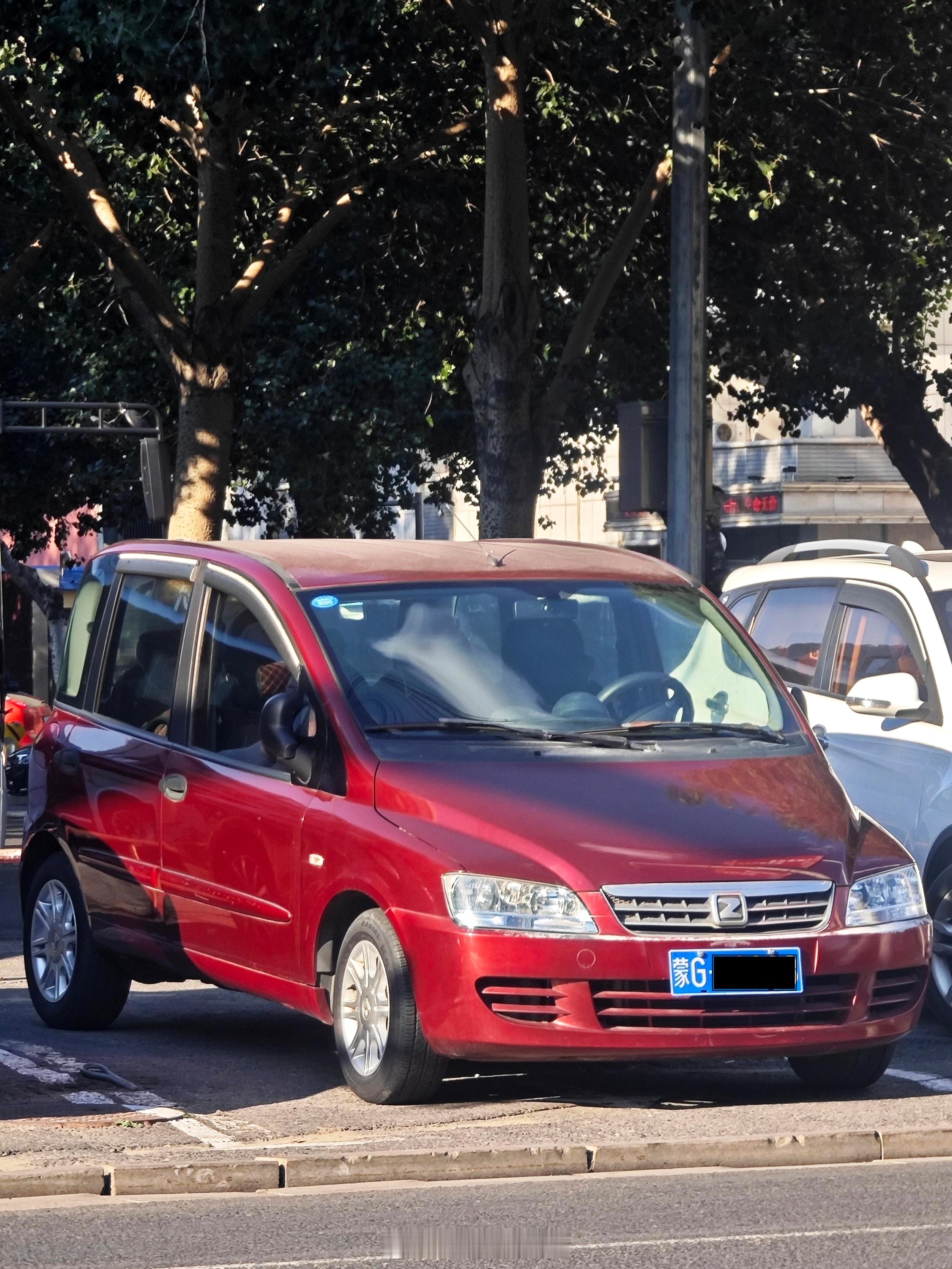 众泰好车之梦迪博朗/M300，其他比较吸引我的产品就是2008系列了，都是很实用