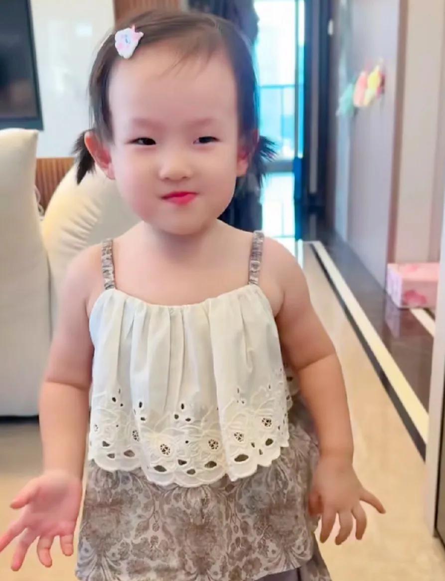 话说闪闪姑娘到底是不是王思聪的呢？
这个话题也争论了许久，人家没有反驳，也没有承