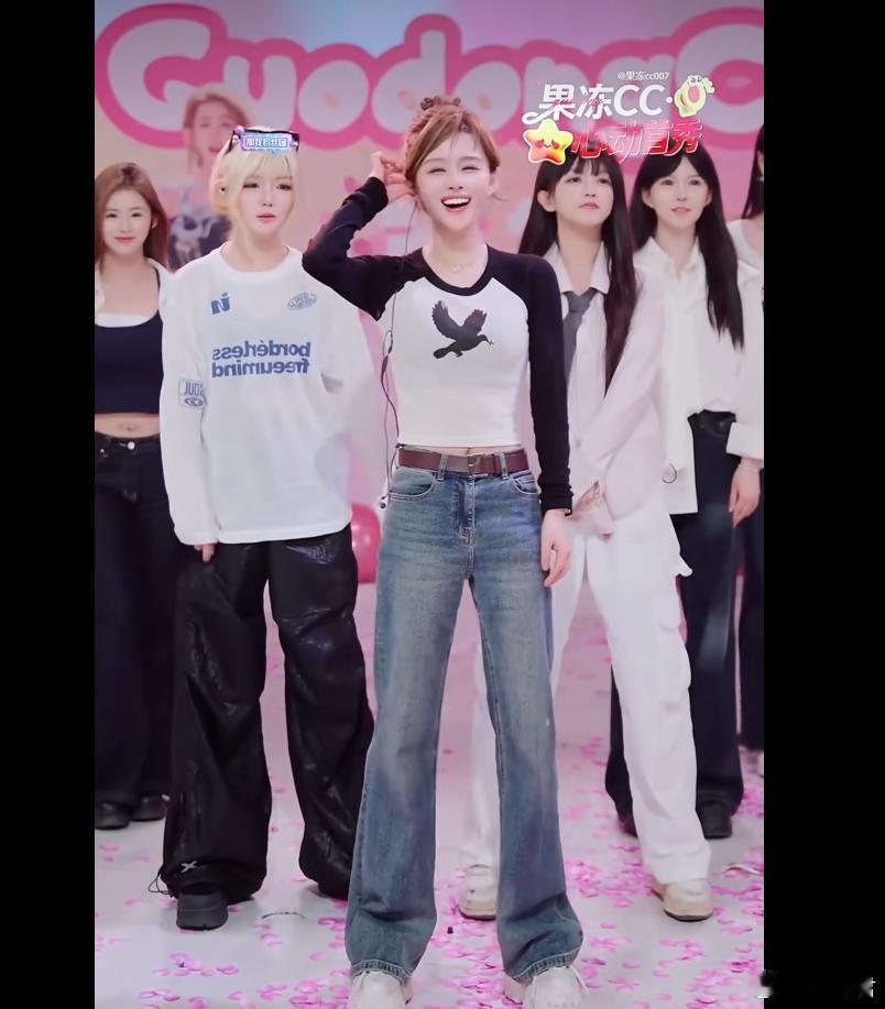 果冻转型抖音的团播赛道了，看过抖音一些团播，同样的舞蹈一天跳N遍，感觉挺减肥的~