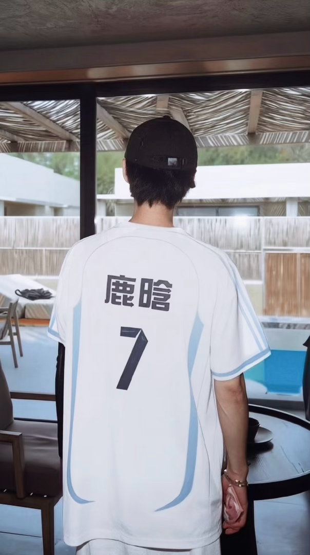 鹿晗 lh鹿晗哈哈哈哈哈 如果以后很难再相见的话，那么你们的笑容背影我会一直记着