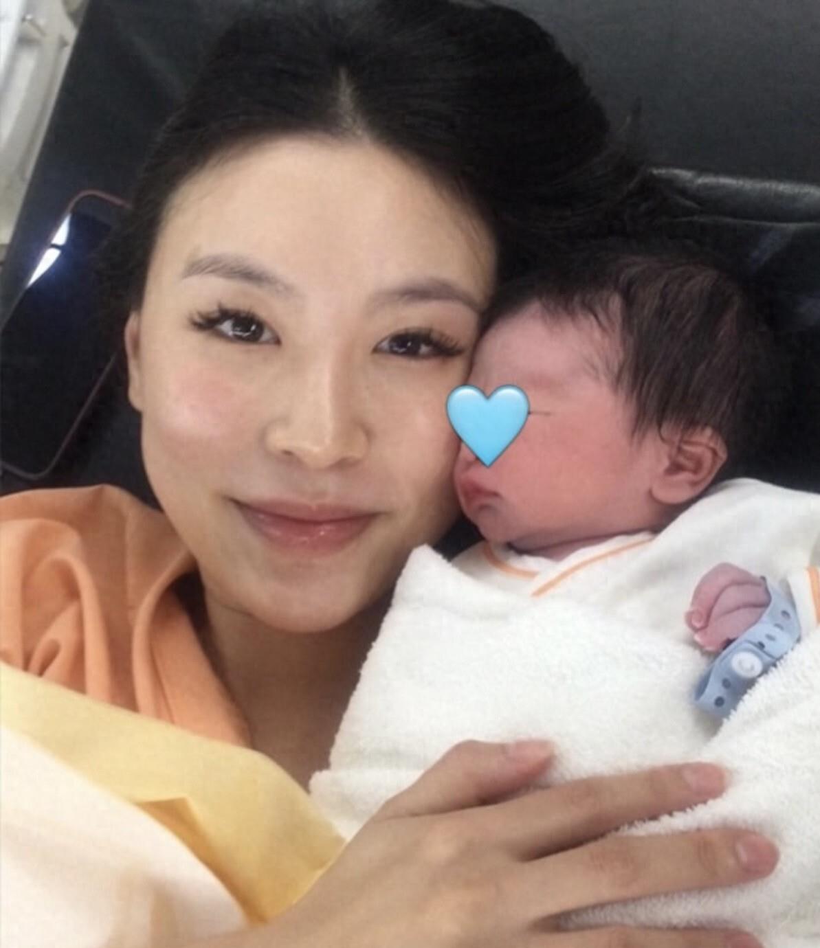 高以翔前女友苏湘涵官宣生子！一句“Hello小朋友”配产房照，戴口罩抱娃的丈夫首