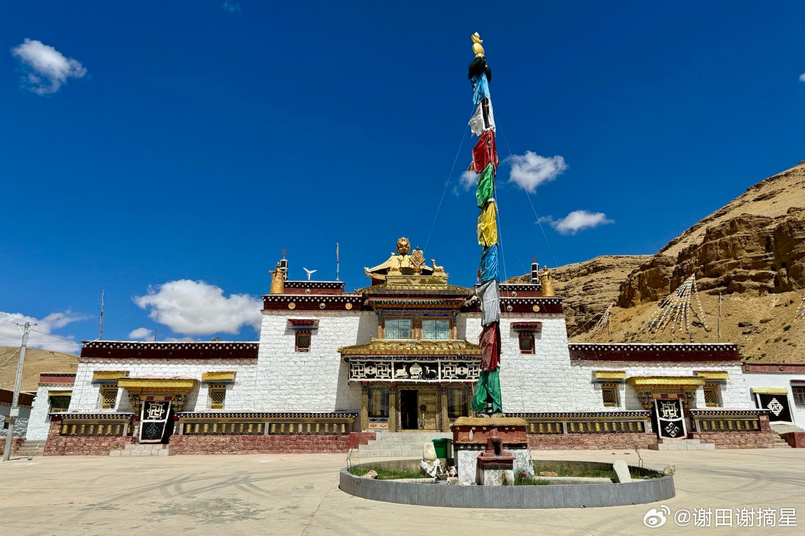 阿里噶尔县的故如甲木墓地，第八批全国重点文物保护单位，旁边是故如甲木寺（也叫古入