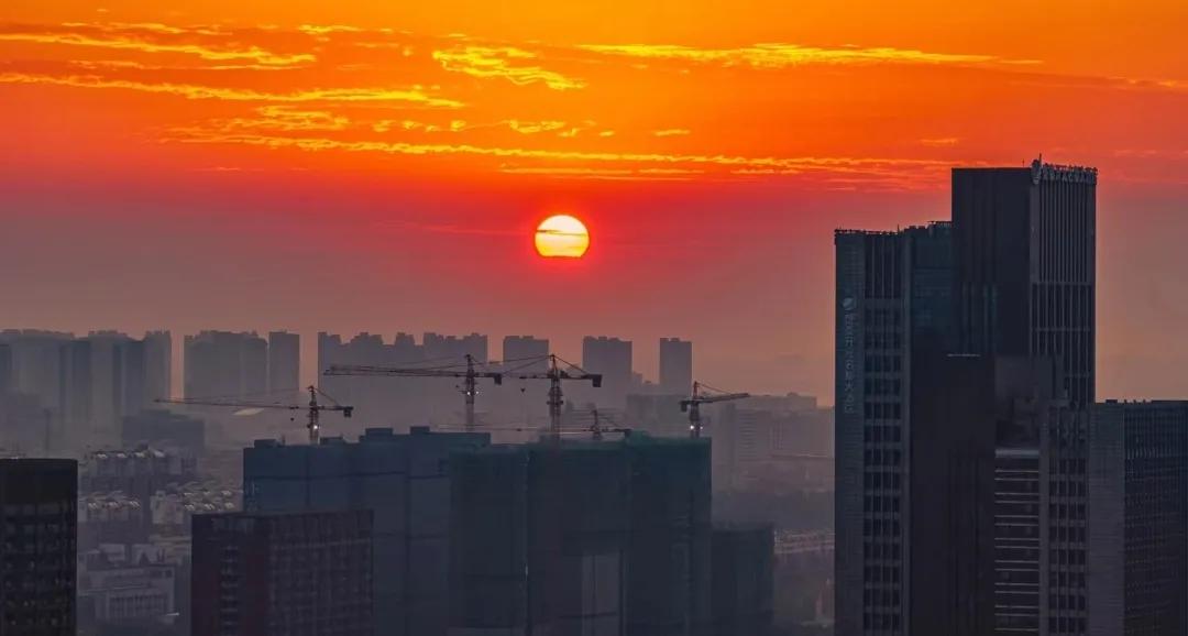北京楼市开始松绑，打响新一轮一线城市楼市刺激第一枪。8月8日深夜的北京楼市，终于