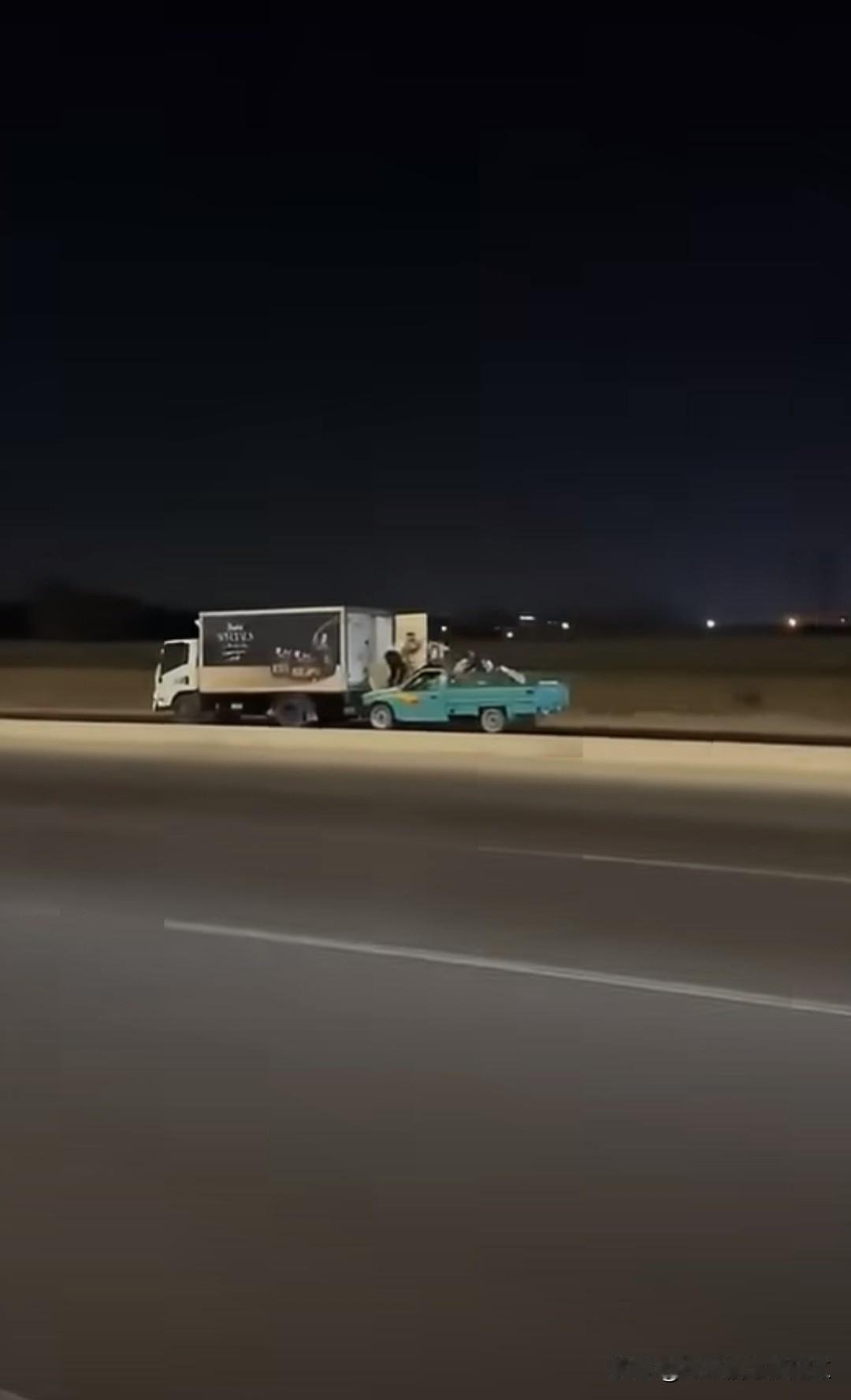 埃及犯罪团伙为冻鸡肉：高速公路扒车盗窃，警方重装出击引发枪战。以为在拍《速度与激
