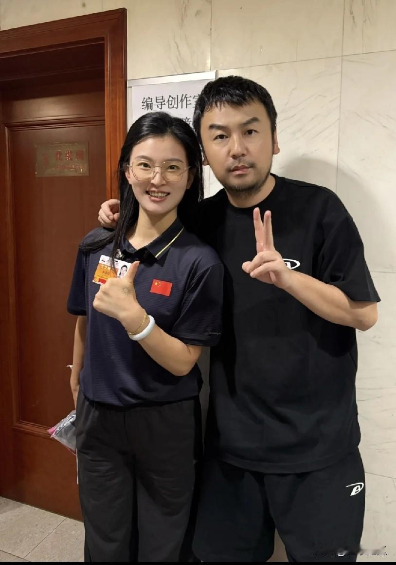 你是否感觉这两位有些面熟？特别是右边这位男演员，出演过诸多优秀作品，不管是现代剧