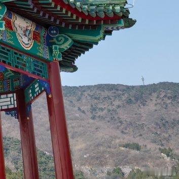 风从很远的地方吹来，带着陌生城市的气息。你忽然明白，所有的相遇都是久别重逢。那些