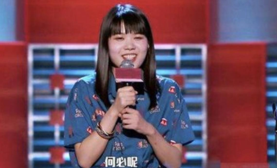 看脱口秀的时候，发现一个特别有趣的点。

那就是男性脱口秀演员一般都在讲社会，讲