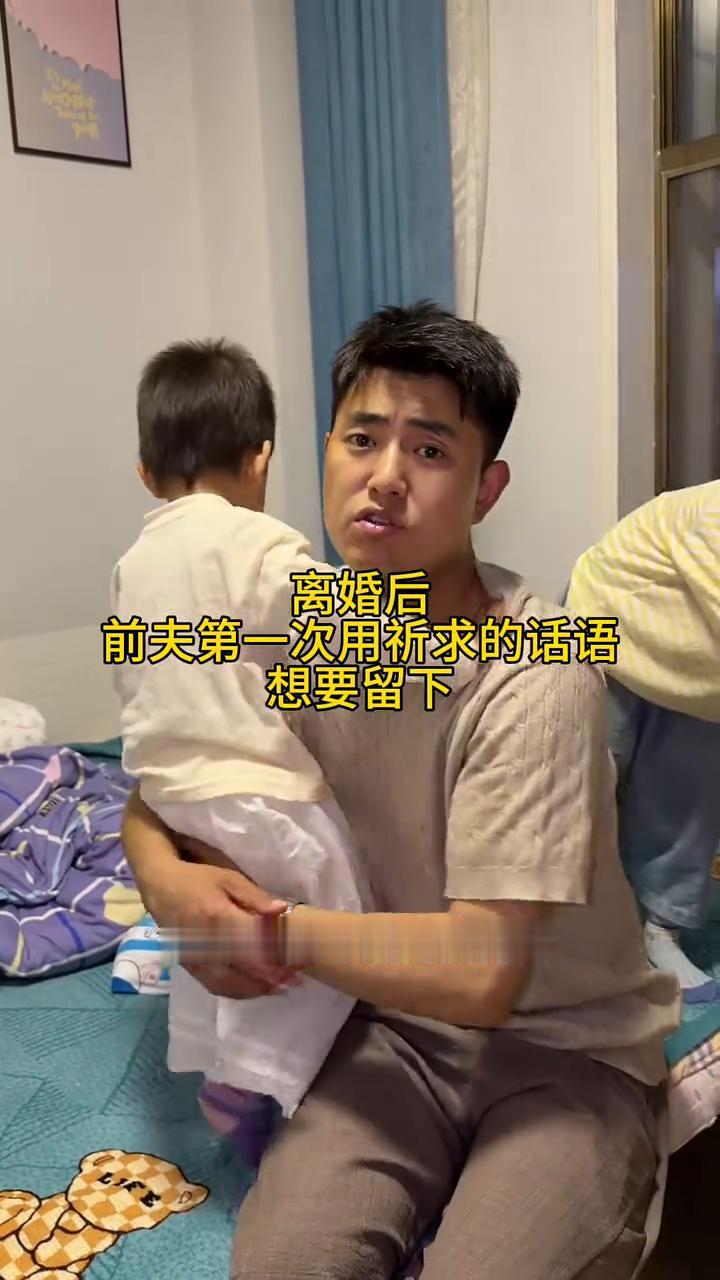 当他再次抱起孩子的时候，小蜜桃耍起了"小脾气"，稍微哄了一下，立马爬在他的肩膀上